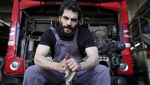 Akın Akınözü ‘Veliaht’taki Karakteri İçin Araba Tamirhanesine Girdi!