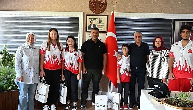 Wushu Milli Sporcular Kemer Belediye Başkanı’nı Ziyaret Etti