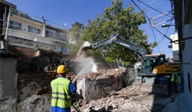 Ballıkuyu’da Risk Oluşturan Metruk Binalar Yıkılıyor