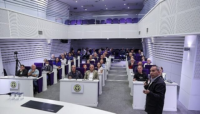 Buca’da Zeytin Üreticilerine Budama Eğitimi