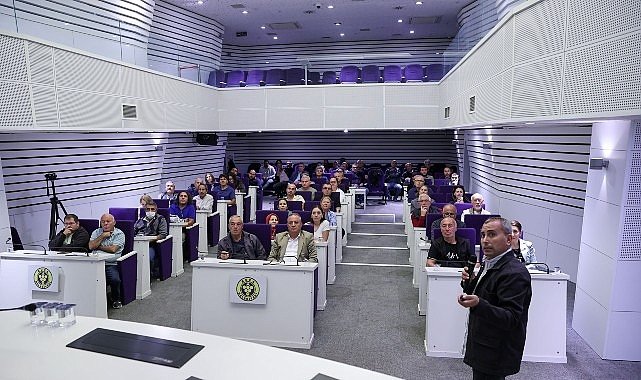 Buca’da Zeytin Üreticilerine Budama Eğitimi