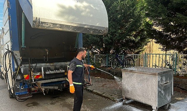 Gölcük’te Çöp Konteynerleri Hijyen İçin Yıkanıyor