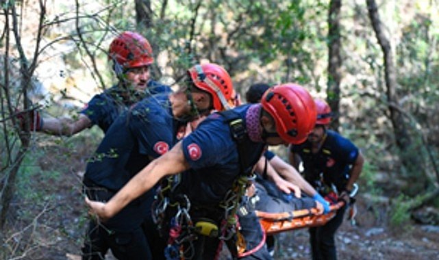 İzmir İtfaiyesi’nden Zorlu Orman Kurtarması