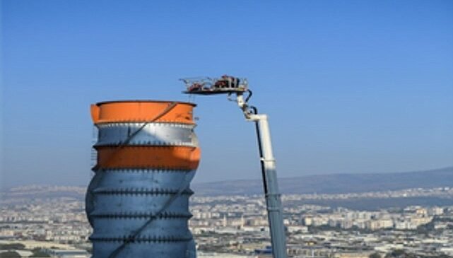 İzmir’de İki İşçi 70 Metrelik Bacada Mahsur Kaldı