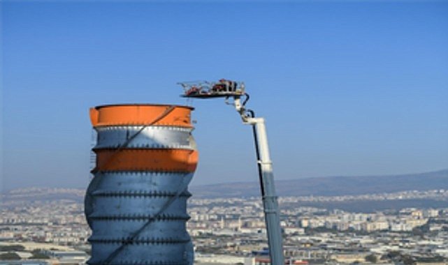 İzmir’de İki İşçi 70 Metrelik Bacada Mahsur Kaldı