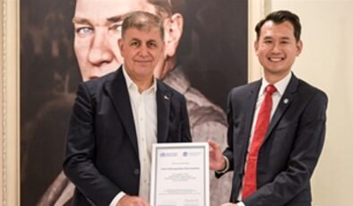 İzmir Dünya Sağlık Örgütü’nden Yaşlı Dostu Şehir Sertifikası Aldı