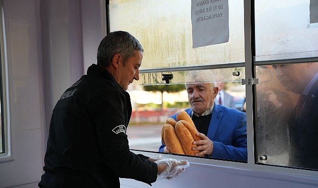 Kemalpaşa’da Uygun Fiyatlı Ekmek Halkın Yoğun İlgisiyle Karşılaştı