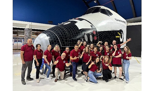 ABD Uzay ve Roket Merkezi Yöneticisi Uzay Kampı Türkiye’de

 Önemli Ziyaret Gerçekleşti

Uzay Kampı Türkiye, son dönemde önemli bir konuğu ağırlamanın heyecanını yaşadı. ABD Uzay ve Roket Merkezi’nin Kıdemli Başkan Yardımcısı ve Pazarlama Direktörü Greg Fasking, İzmir’deki tesisi ziyaret ederek buradaki çalışmaları yerinde inceledi. Bu ziyaret, dünya çapındaki Uzay Kampı ağının bir parçası olarak gerçekleşti ve gençlere bilim ile uzay alanında ilham verme misyonunun küresel boyutunu vurguladı.

 Heyecan Verici Bir Deneyim

Ziyareti hakkında duygularını paylaşan Greg Fasking, “Uzay Kampı Türkiye’de inşa edilenleri görmek, yetenekli ve tutkulu ekip ile tanışmak ve burada aşılanan heyecanla binlerce mühendis, bilim insanı ve şirket liderinin inovasyona yöneldiğini düşünmek gerçekten çok heyecan verici,” ifadelerini kullandı. Fasking, kampın dünya genelindeki rolüne dikkat çekerek, “ABD’ye gelemeyen çocuklara ulaşma misyonumuzu burada da sürdürmek çok değerli,” şeklinde konuştu. [IMAGE_PLACEHOLDER_0]

 Tarih ve Geleceğin Buluştuğu Nokta

Kampın konumunun benzersizliğine de değinen Fasking, “İzmir, antik tarih ile geleceğin keşfini bir arada sunabilen nadir yerlerden biri. Sabah uzayı çalışabilir, öğleden sonra tarihi kalıntıları ziyaret edebilirsiniz. Ayrıca burada misafirperverlik de mükemmel,” yorumunu yaptı. Bu durum, Uzay Kampı Türkiye’yi sadece bir eğitim merkezi olmanın ötesine taşıyarak, kültürel bir deneyim sunan bir destinasyon haline getiriyor.

 Astronot Eğitim Deneyimi

Uzay Kampı Türkiye, ABD’deki orijinal kamp deneyiminin aynısını katılımcılarına sunuyor. Program dahilinde gençler, çok eksenli simülatörler ve 1/6 yerçekimi koltuğu gibi uygulamalı astronot eğitim araçlarını kullanma fırsatı buluyor. Bu eğitimler, yalnızca uzay bilimlerine dair teknik bilgi aktarmakla kalmıyor, aynı zamanda takım çalışması, problem çözme ve eleştirel düşünme gibi hayati becerileri de geliştiriyor. [EXTERNAL_LINK_1]

 Geleceğin Liderlerini Yetiştirmek

Kampın temel hedeflerinden biri, katılımcılarına hangi kariyer yolunu seçerlerse seçsinler başarı için sağlam bir temel kazandırmak. 9-15 yaş aralığındaki çocuk ve gençlere yönelik düzenlenen haftalık yaz programları, uzay simülasyonları ve STEM tabanlı öğrenim deneyimlerini bir araya getiriyor. Bu sayede dünyanın dört bir yanından gelen öğrenciler bir araya gelerek, bilim ve teknoloji alanında unutulmaz bir deneyim yaşıyor.