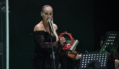 Niran Ünsal İzmir’de Duygusal ve Eğlenceli Anlar Yaşattı